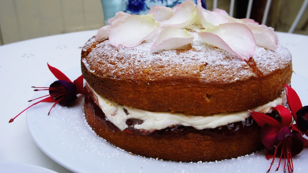 Receita de Bolo de Baunilha com Recheio de Nata e Geléia de Morango