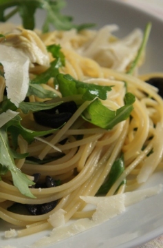 Espaguete Vegetariano com Alcachofra, Azeitona e Rúcula