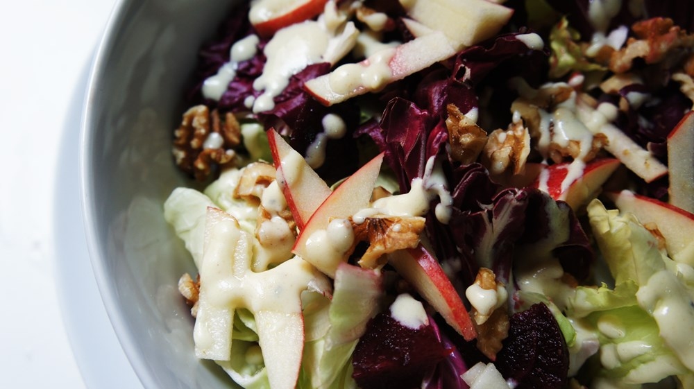 Salada de Folhas com Maçã, Nozes e Queijo de Cabra