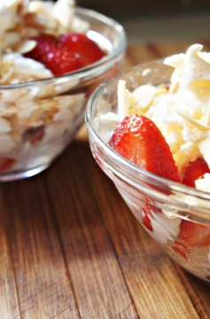 Sobremesa de Morango, Merengue e Chantilly.