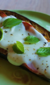Berinjela Assada com Tomate e Mozzarella