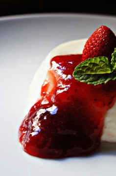 Como Fazer uma Panna Cotta Perfeita (com 8 opções de calda)