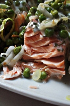 Receita de Salmão com Alho Poró, Ervilha e Creme Azedo