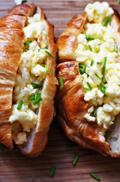 Receita de Croissant com Ovos Mexidos e Queijo Cheddar