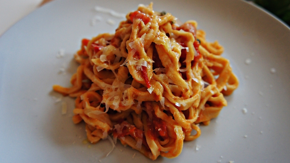 Espaguete com Molho de Tomate e Pimenta em 8 minutos