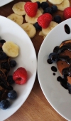 Panqueca e calda de chocolate com frutas frescas