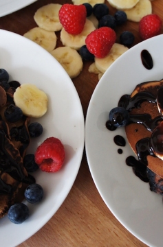 Panqueca e calda de chocolate com frutas frescas