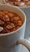 O clássico Chocolate Quente com Achocolatado e Marshmallow