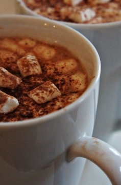 O clássico Chocolate Quente com Achocolatado e Marshmallow