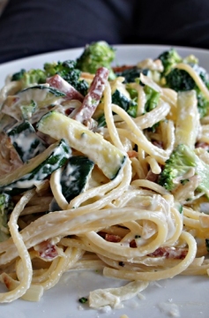 Espaguete ao Molho de Creme com Legumes e Salame