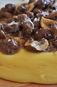 Polenta com Mini Almôndegas e Cogumelos