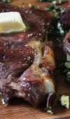 Receita de Chuleta Grelhada com Manteiga, Alho e Ervas