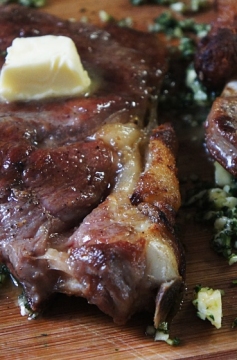 Receita de Chuleta Grelhada com Manteiga, Alho e Ervas