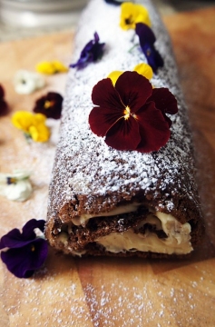 Receita de Bolo Rocambole de Café com Recheio de Cream Cheese e Nozes