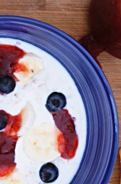 Receita de Café da Manhã Divertido com Aveia, Compota Caseira e Frutas Frescas