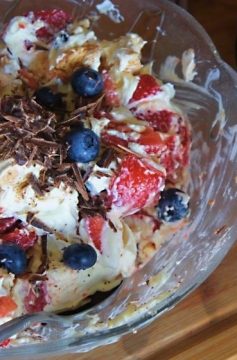 Receita de Bagunça de Morango, Mirtilo, Merengue e Chantilly com Surpresa no Final