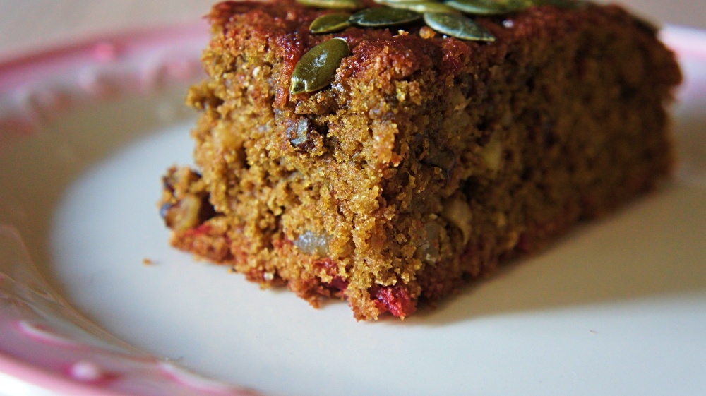 Receita de Bolo de Beterraba com Abacaxi, Nozes e Uva passa