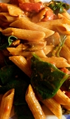Receita de Penne Vegano com Molho de Tomate, Espinafre e Cogumelo