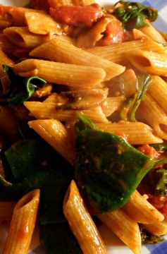 Receita de Penne Vegano com Molho de Tomate, Espinafre e Cogumelo
