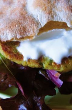 Receita de Sanduíche de Pão Sírio com Falafel e Iogurte Natural