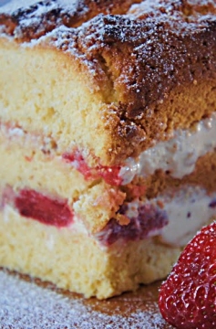 Receita de Bolo Recheado com Sorvete e Morango