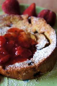 Receita de French Toast de Panetone com Compota de Morango