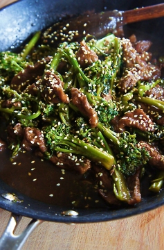 Receita de Bife de Alcatra com Brocolis, Gengibre e Gergelim (à chinesa)