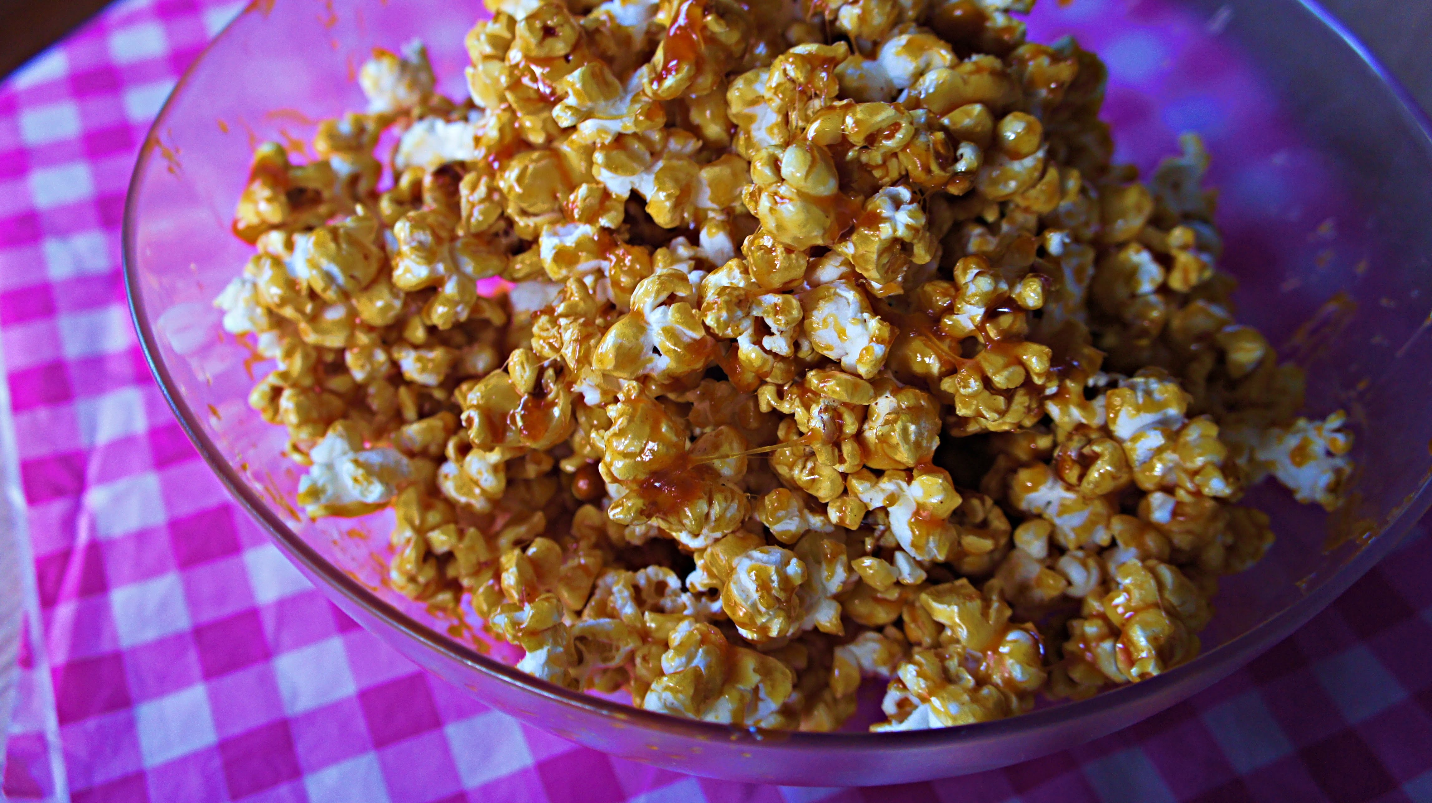 Receita de Pipoca Caramelada pra Assistir Netflix