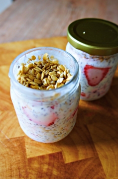 Receita de Pudim de Chia com Iogurte Grego, Morango e Aveia