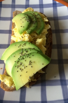 Receita de Torrada com Ovos Mexidos e Abacate