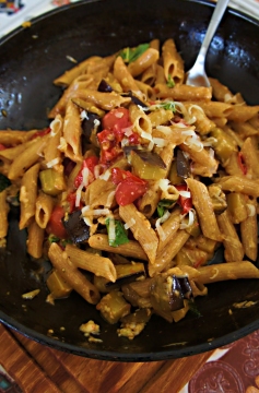 Receita de Penne Integral com Tomatinho, Berinjela e Alho
