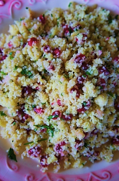 Receita de Salada de Cuscuz com Semente de Romã e Molho de Alho Assado