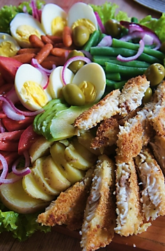 Receita de Salada Niçoise com Tilápia Empanada