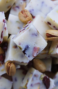 Receita de Fudge de Chocolate Branco com Cranberry e Pistache